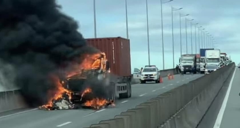 Container-LKW gerät auf der Autobahn Ho-Chi-Minh-Stadt – Long Thanh in Brand, Autos stauen sich 5 km lang