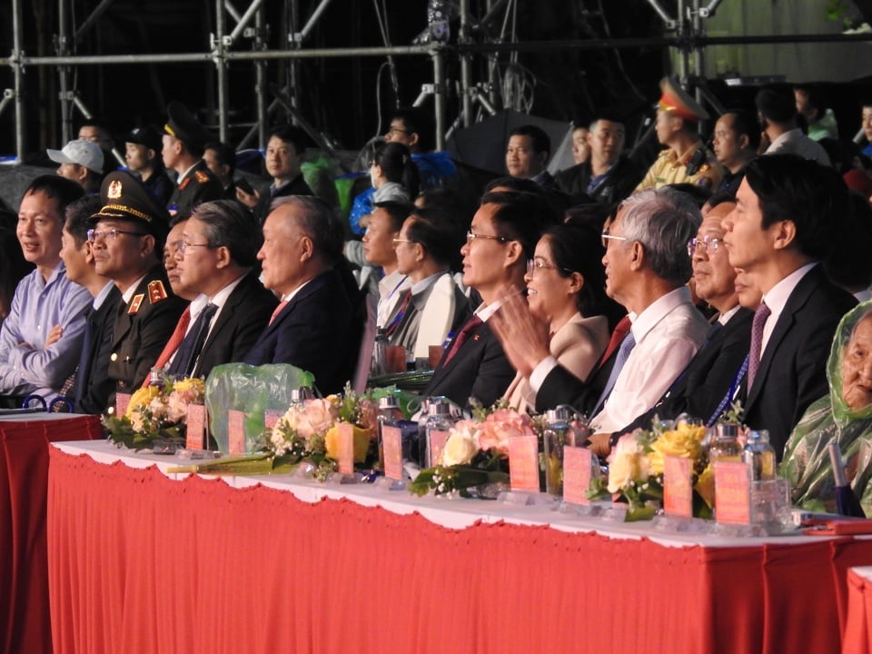 The ceremony was attended by comrade Nguyen Hoa Binh - Politburo member, Permanent Deputy Prime Minister, along with leaders of central and local departments, ministries, branches, and organizations...