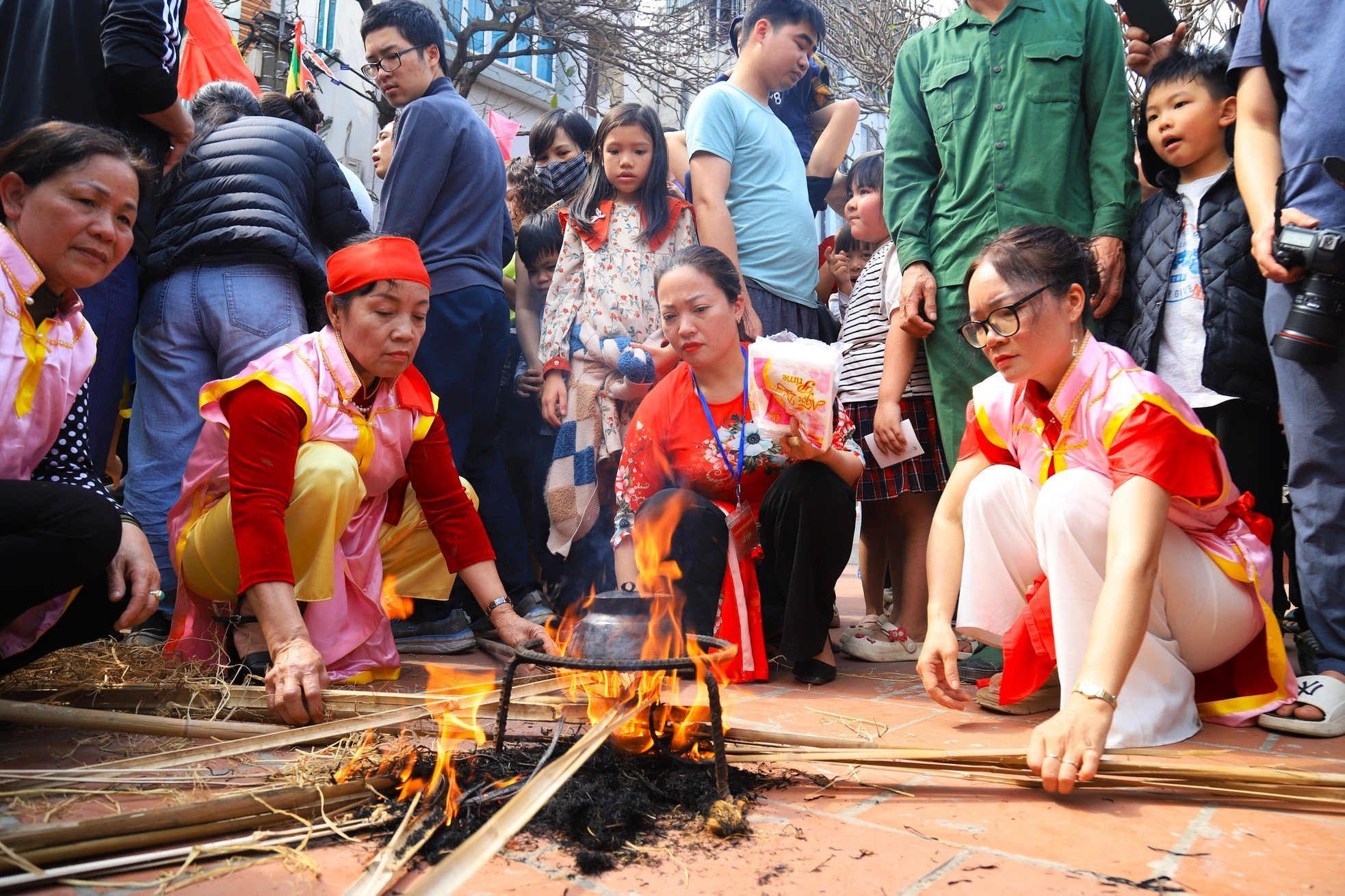 Concours unique de fabrication de feu et de cuisson du riz dans les villages de banlieue de Hanoi, photo 10