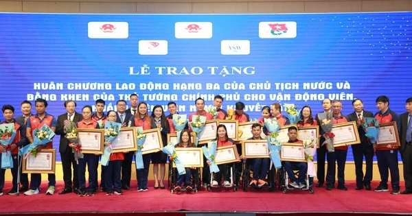 Les athlètes vietnamiens handicapés sont fiers de recevoir la médaille du travail