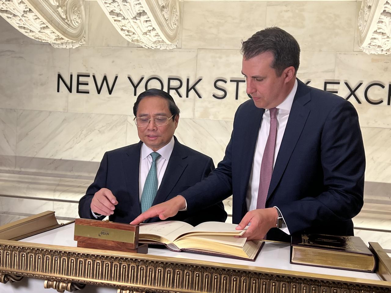 Le Premier ministre Pham Minh Chinh sonne la cloche à la Bourse de New York