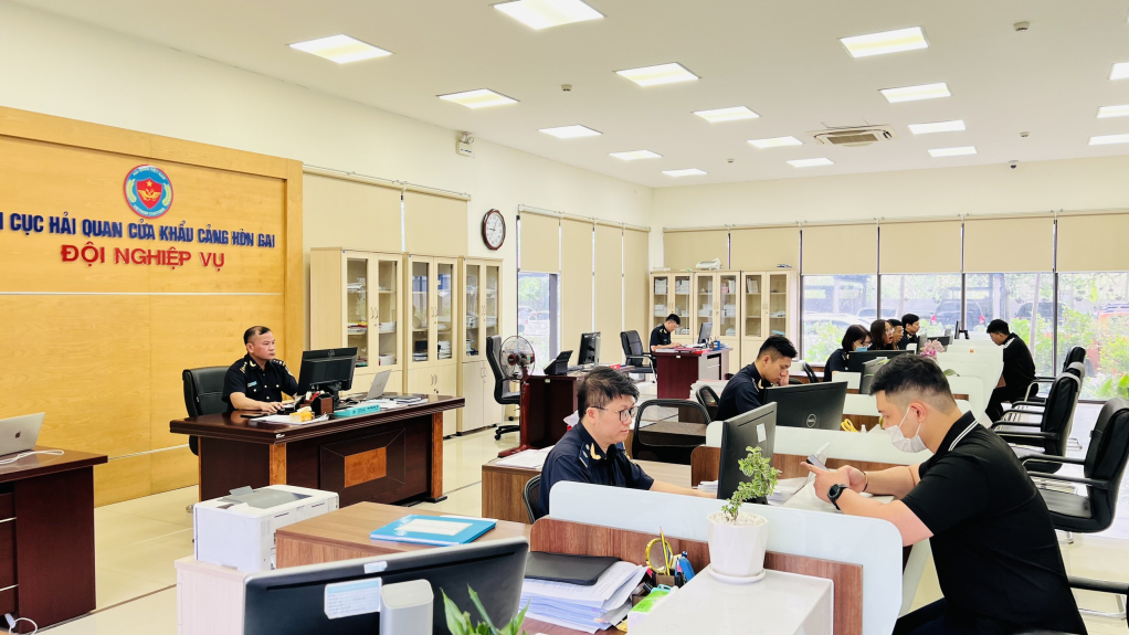 CC-NLĐ working at the Customs Branch of Hon Gai port.