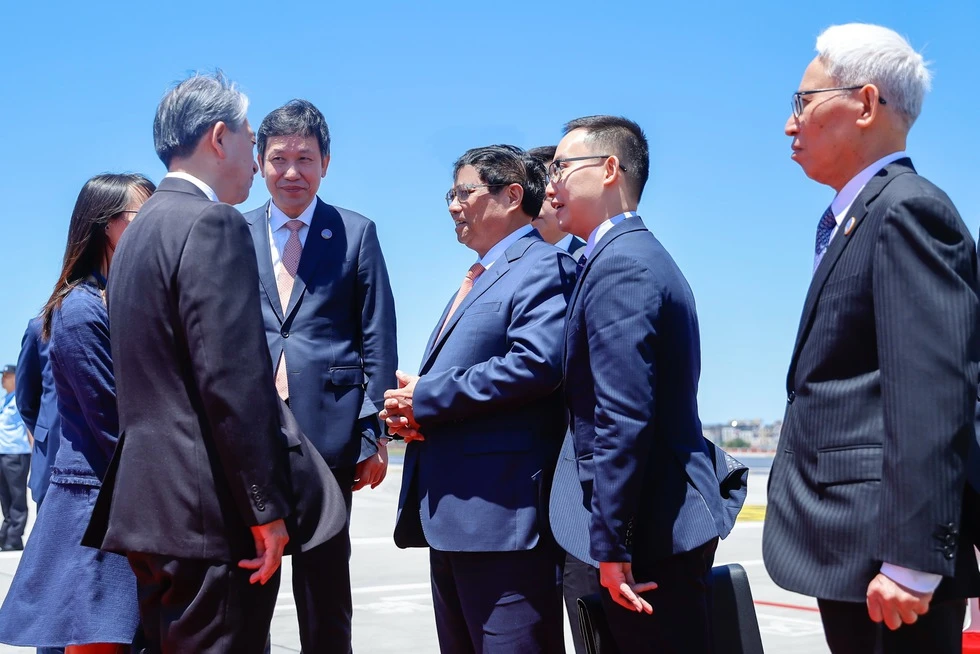 El primer ministro Pham Minh Chinh llegó a China, iniciando una visita especial.