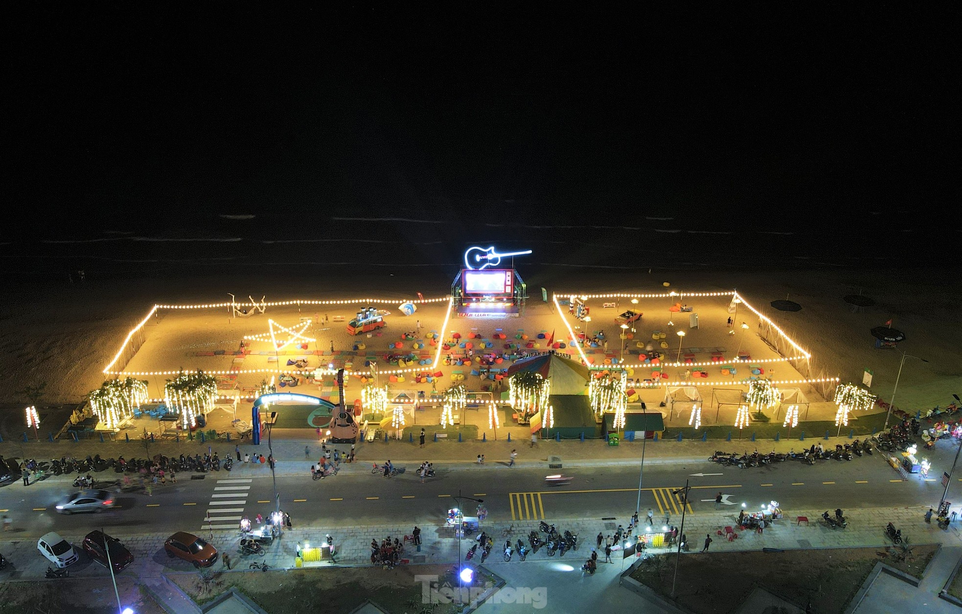 Les touristes viennent à la plage de Thien Cam pour se « rafraîchir » photo 15