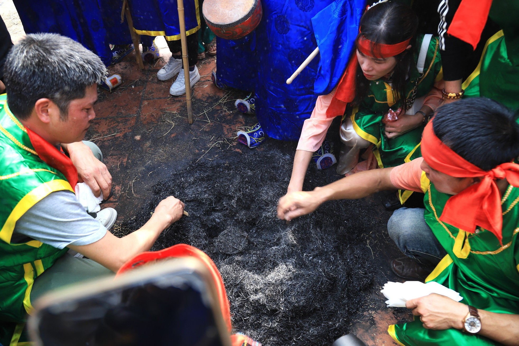 Concours unique de fabrication de feu et de cuisson du riz dans les villages de banlieue de Hanoi, photo 14