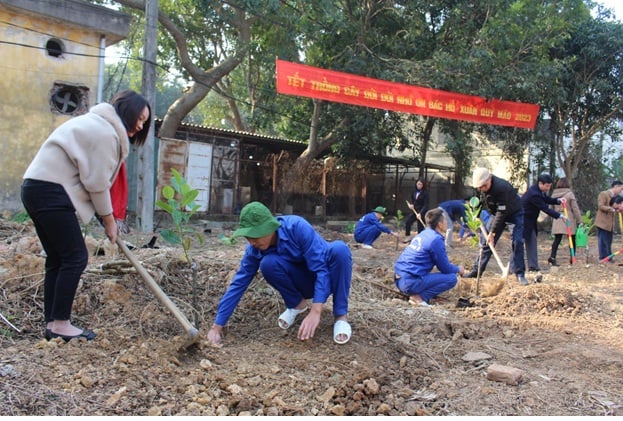 Cán bô, học viên Cơ sở cai nghiện sso 5 Hà Nội trồng cây, bảo vệ môi trường tại đơn vị.