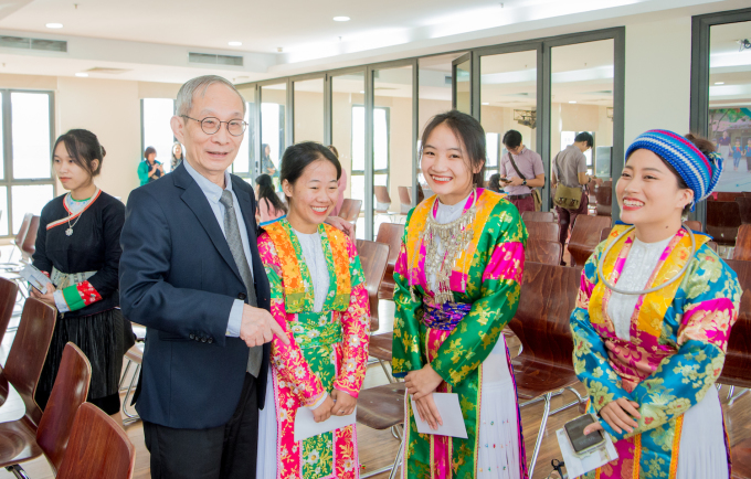 El Sr. Nguyen Xuan Khang y los estudiantes recibieron becas en la ceremonia de firma de un compromiso para apoyar la formación de profesores de inglés para el distrito de Meo Vac, noviembre de 2023. Foto: Proporcionada por la escuela