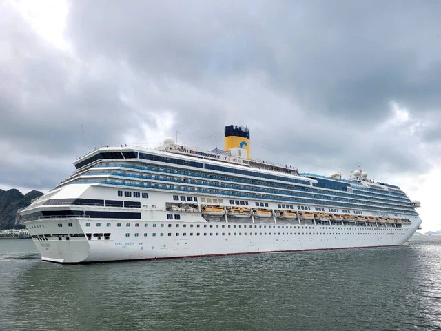 Plus de 3 000 touristes chinois se rendent à Ha Long à bord d'un bateau de croisière 5 étoiles