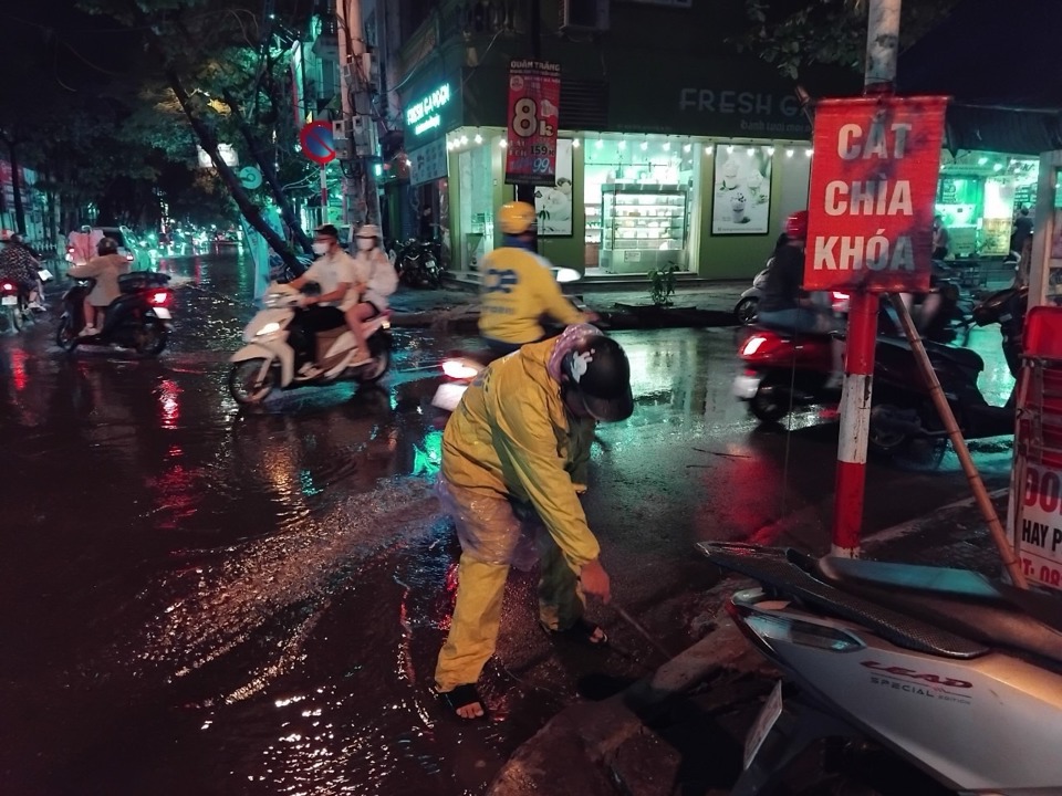 排水作業員が勤務中。