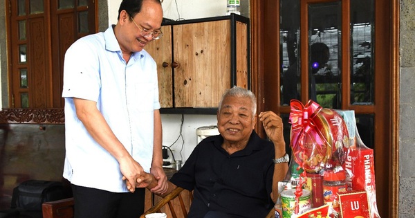 El secretario del Comité Provincial del Partido de Ca Mau, Nguyen Ho Hai, visita y desea un Feliz Año Nuevo a los cuadros jubilados