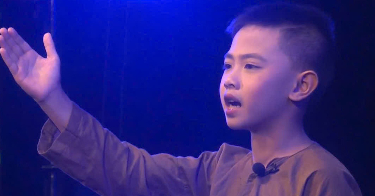 10-year-old boy transforms into Ly Tu Trong, making many people cry