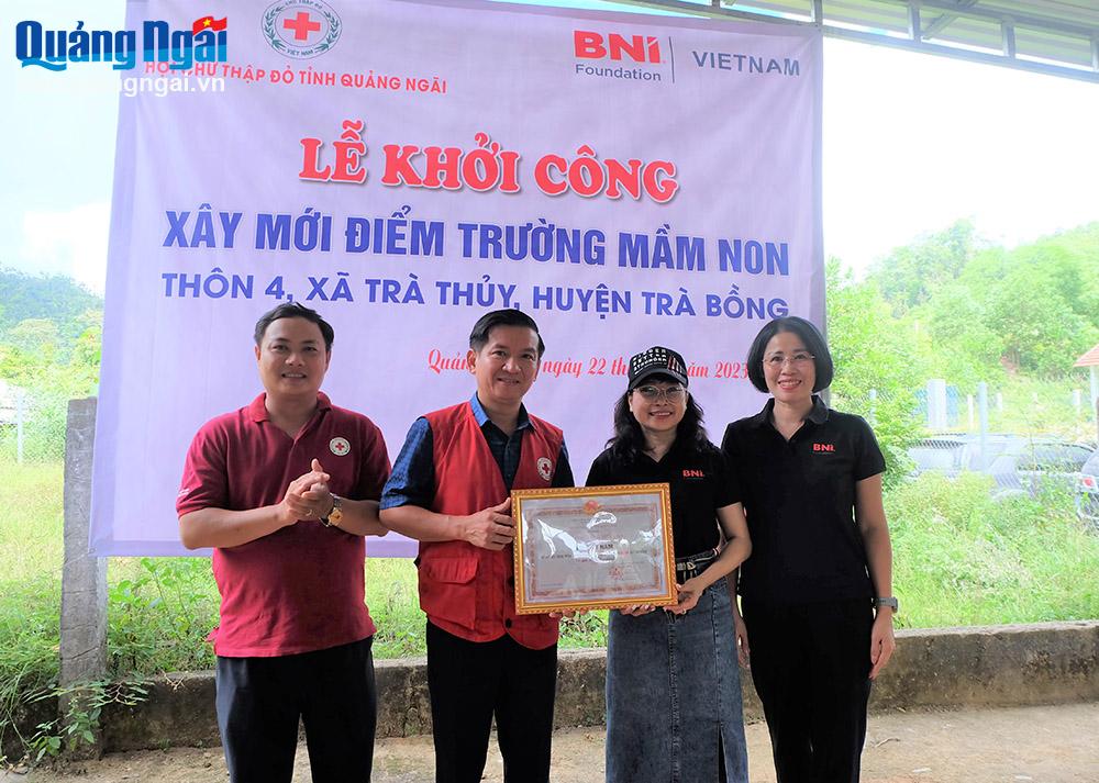 សមាគមកាកបាទក្រហមខេត្ត ប្រគល់ប័ណ្ណសរសើរចំពោះបេះដូងមាស អរគុណ BNI វៀតណាមសម្រាប់ការរួមចំណែក។