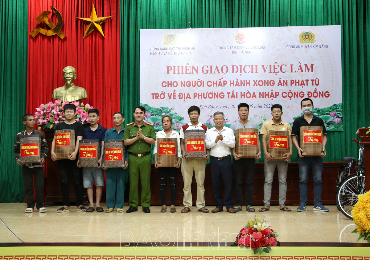 108 people who have completed their prison sentences returned to Kim Bang to reintegrate into the community and participated in the May job fair.