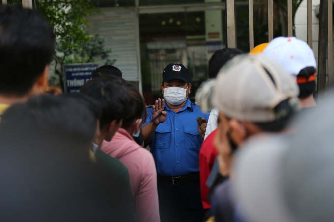 Menschen warten am 11. April in der Sozialversicherungsbehörde des Bezirks Hoc Mon in Ho-Chi-Minh-Stadt darauf, ihre einmalige Sozialversicherungszahlung abzubestellen. Foto: Dinh Van