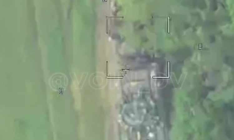 ウクライナの戦車が友軍の装甲車両を撃破