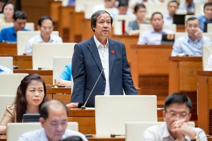 Der Minister für Bildung und Ausbildung, Nguyen Kim Son, sprach, um einige der von den Delegierten der Nationalversammlung angesprochenen Inhalte zu erläutern und klarzustellen.