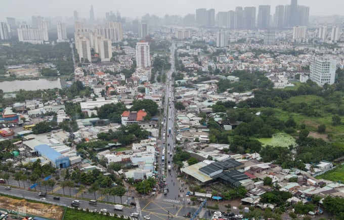 Đoạn dài hơn 500 m với khoảng 2,2 ha đường Lương Định Của (bên phải tuyến) chưa được giải phóng mặt bằng. Ảnh: Quỳnh Trần