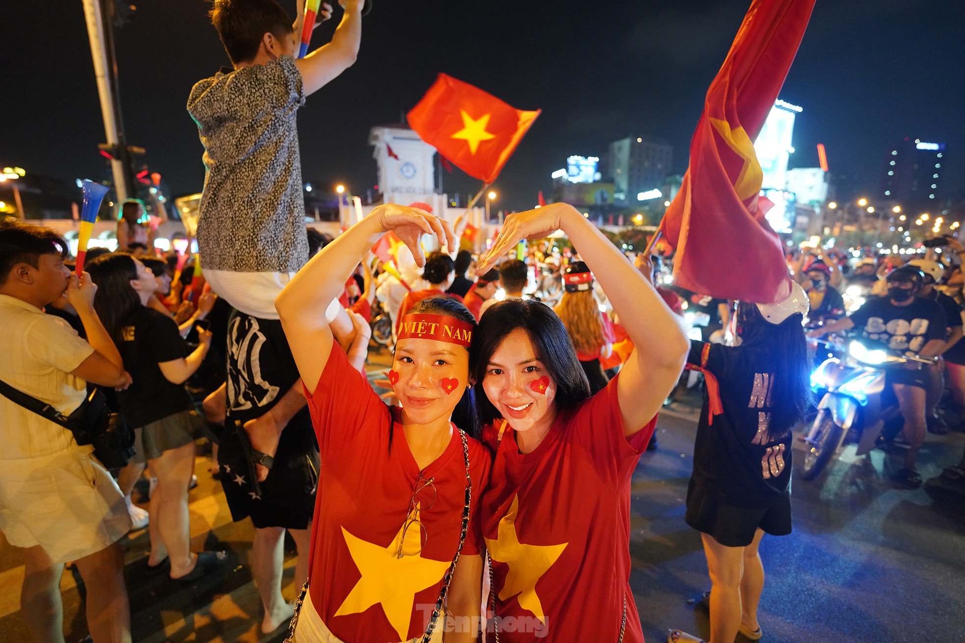 Ho Chi Minh City fans dye Ben Thanh market and central streets red photo 9