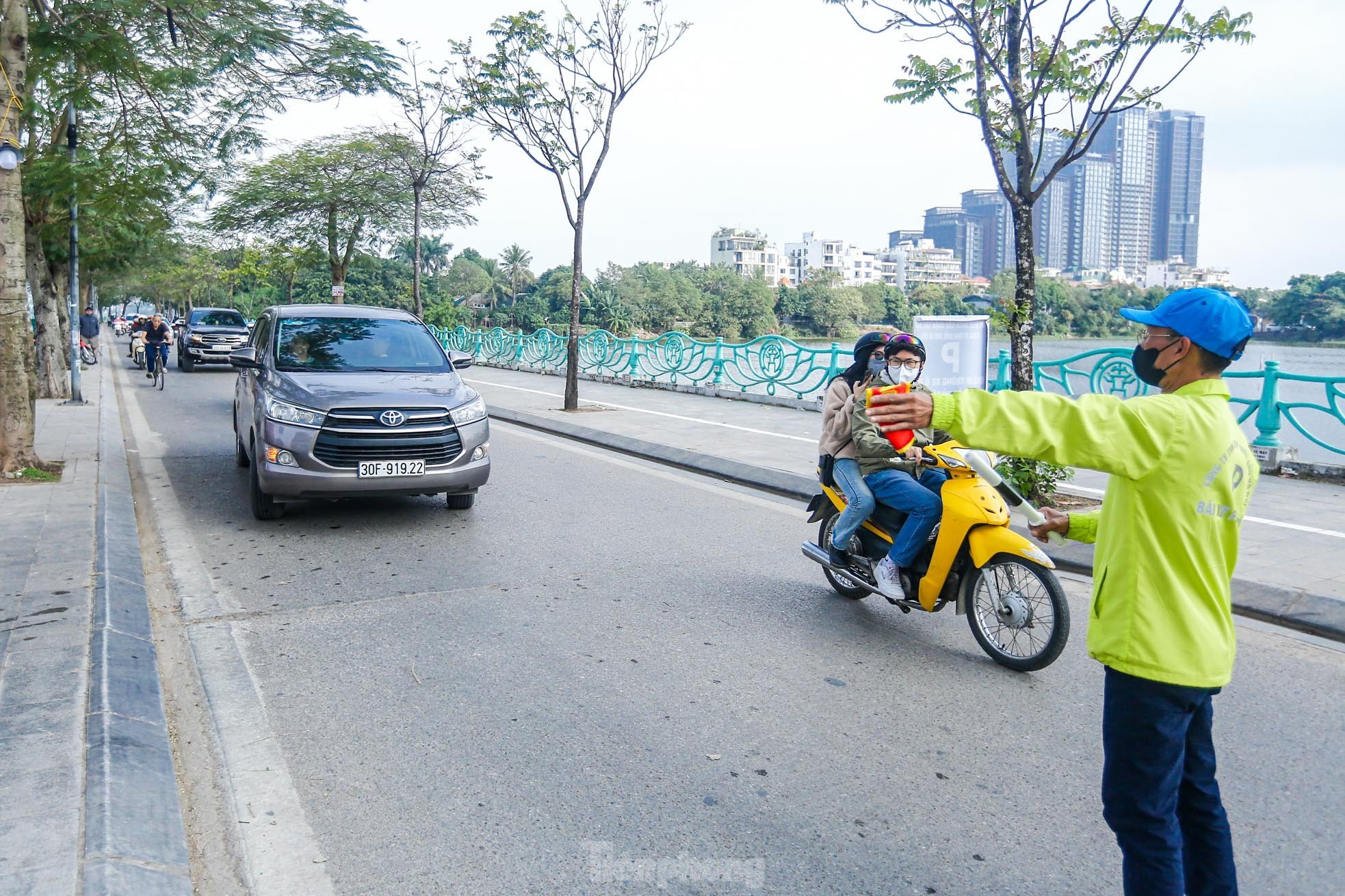 Cashless parking fee collection, no more waiting for hours at Tay Ho Palace festival on Tet holiday photo 8