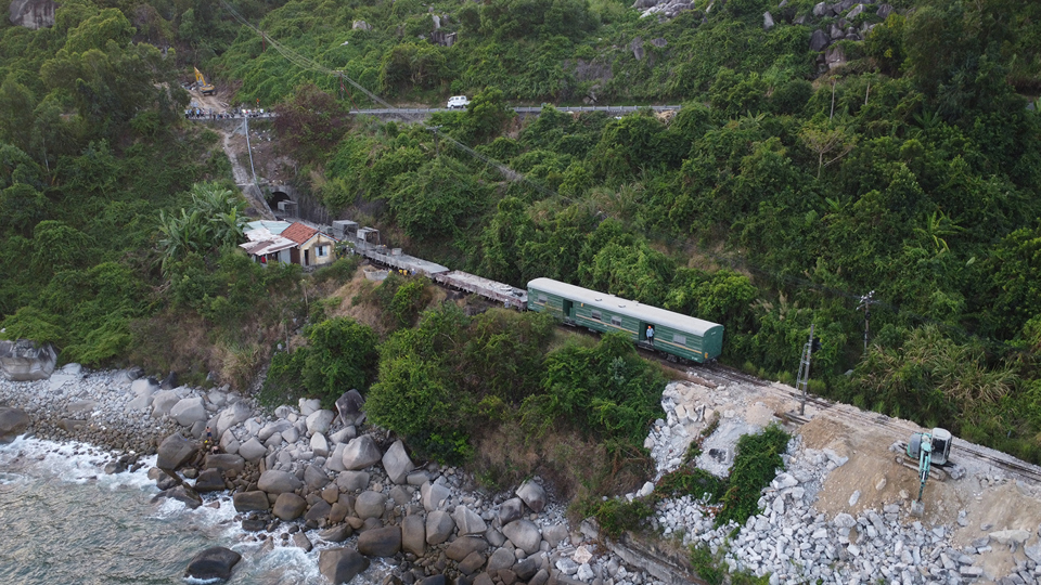 Cargo ship tests load running through Bai Gio tunnel. (Photo: Trung Nhan)