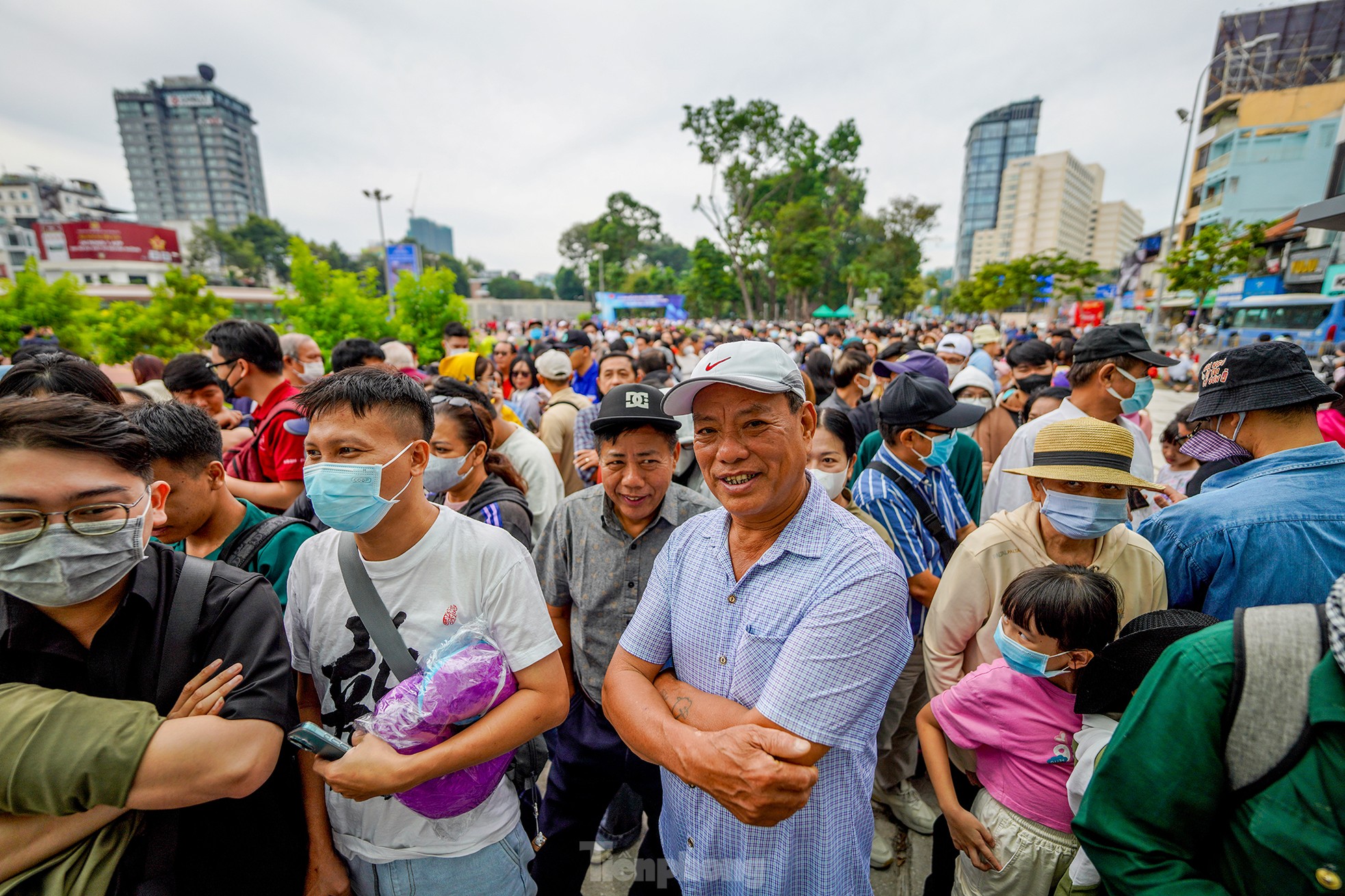 Miles de personas hicieron fila desde temprano en la mañana para tomar la línea 1 del metro en el primer día de funcionamiento foto 9