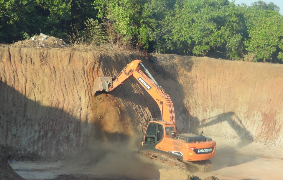 Im Viertel Thang Loi der Stadt Tan Phu im Bezirk Dong Phu wird seit vielen Jahren illegal Land ausgebeutet. (Provinz Binh Phuoc) sorgte für Aufregung unter den Menschen. Foto: Lam Thien.