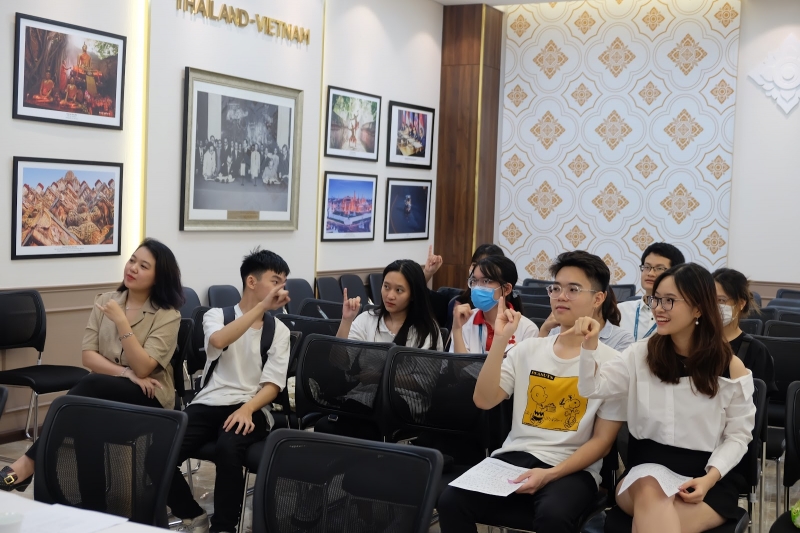 하노이 청각 장애인 협회와 하노이 수화 교육 센터는 체험적 수화 학습 활동을 지원합니다.