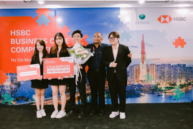 Les candidats de l'Université RMIT ont remporté la victoire finale nationale du concours d'études de cas HSBC Vietnam. Photo : RMIT