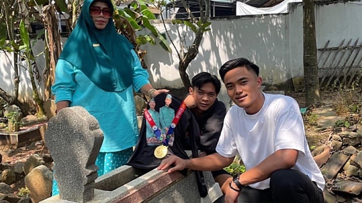 Emotionaler indonesischer U22-Spieler präsentiert die Goldmedaille der SEA Games 32 am Grab seines Vaters - 1