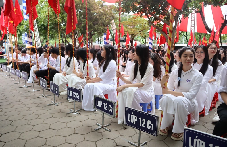 Le lycée pour surdoués de Phan Boi Chau a reçu la médaille de l'indépendance de deuxième classe, photo 5