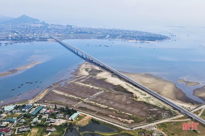 El contratista “olvidó” cientos de toneladas de “basura” de piedra y hormigón bajo el puente Cua Nhuong