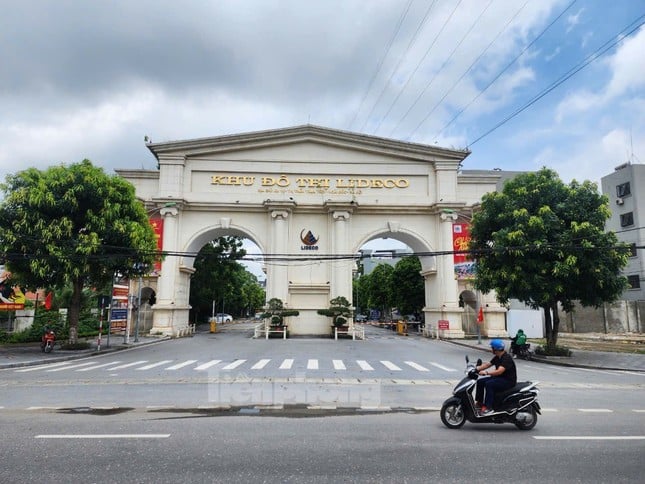 ภาพระยะใกล้ของวิลล่าร้างราคาหลายล้านล้านดอลลาร์ใกล้กับสถานที่จัดการประมูลตลอดทั้งคืน ภาพที่ 5