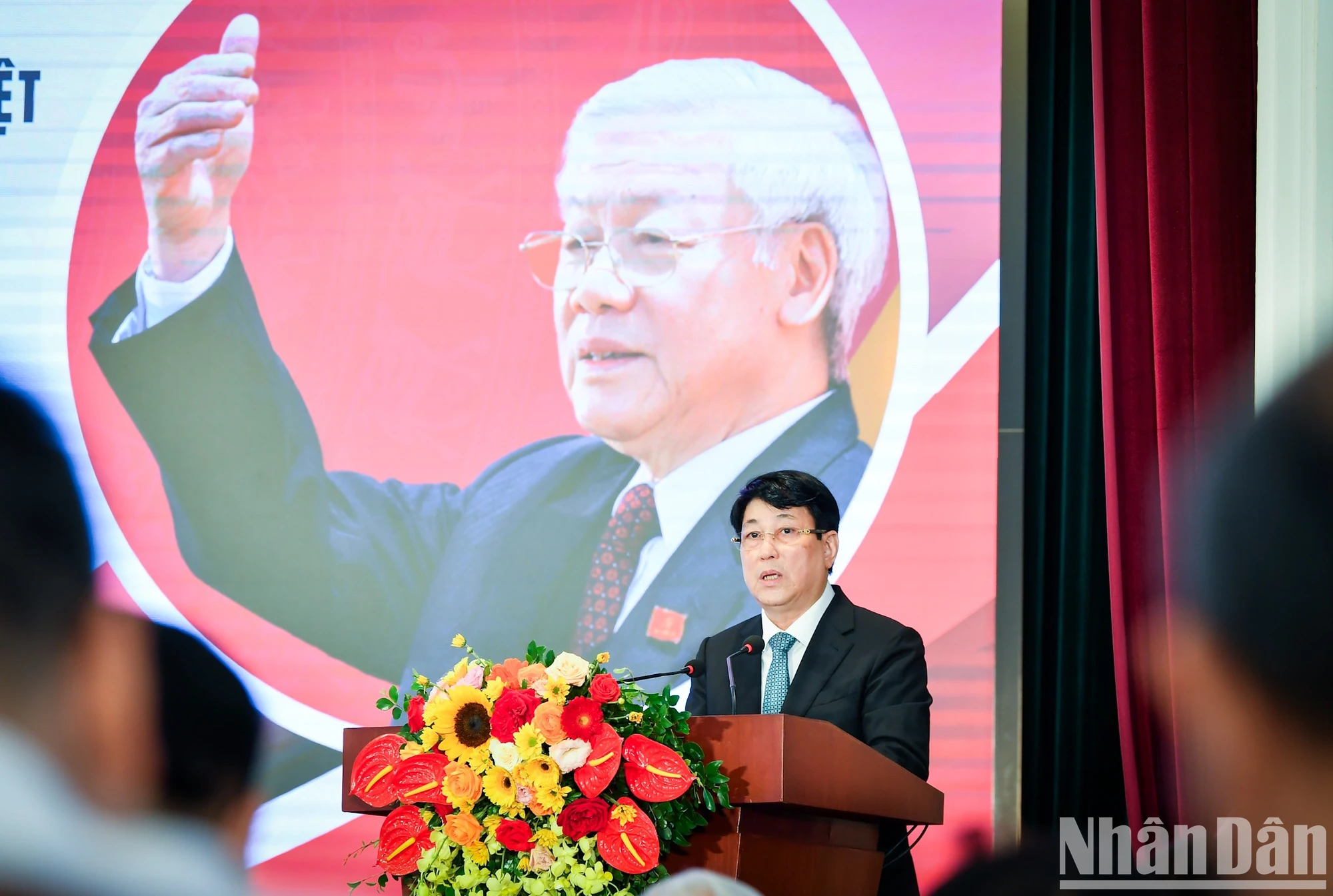 [Foto] El miembro permanente de la Secretaría, Luong Cuong, asiste a la ceremonia de apertura de la página de información especial y la exposición fotográfica sobre el Secretario General Nguyen Phu Trong. Foto 1