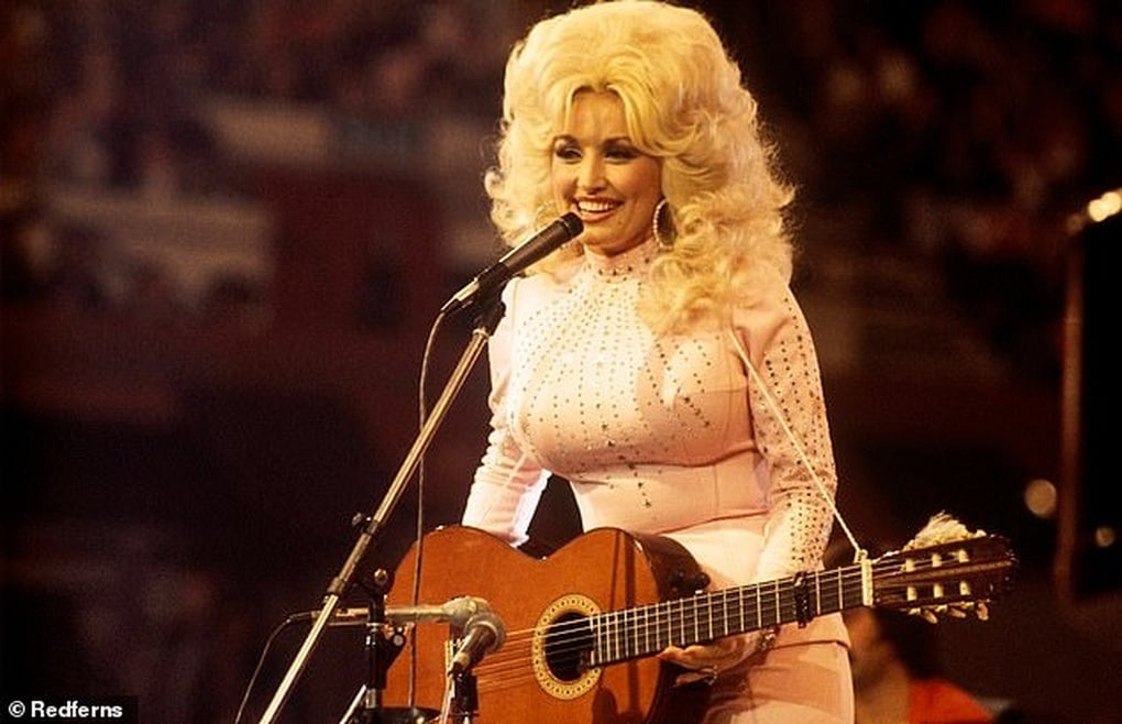 Cùng có phong cách sexy, tại sao Dolly Parton được khen, Madonna bị chê? - 3