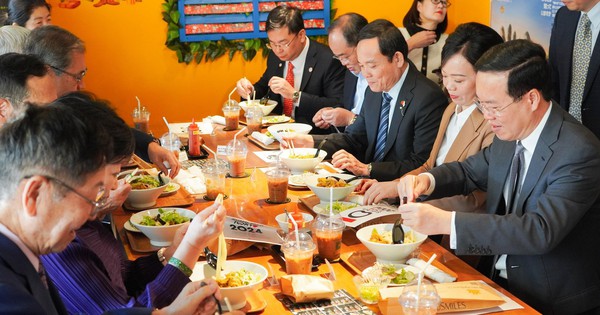 Le propriétaire raconte l'histoire de l'honneur qu'il a eu d'accueillir le président et le gouverneur de Tokyo pour manger du pain vietnamien.