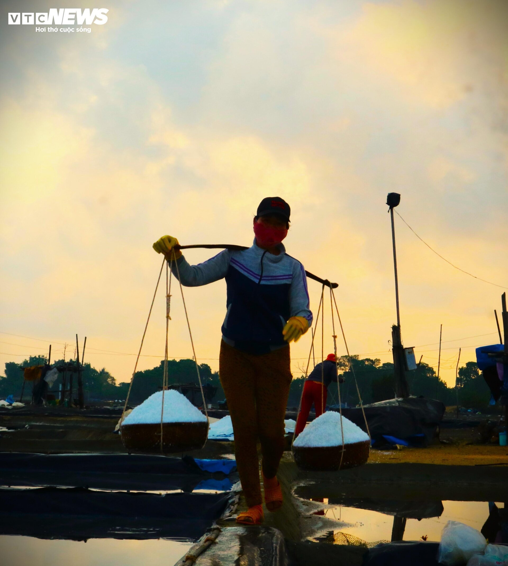 People 'carrying the sun' on the white salt fields in Binh Dinh - 11