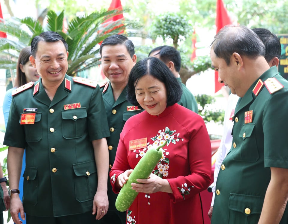 Secretary of the Hanoi Party Committee Bui Thi Minh Hoai - Secretary of the Party Committee of the Capital Command visited the booth displaying products of the Capital's armed forces.