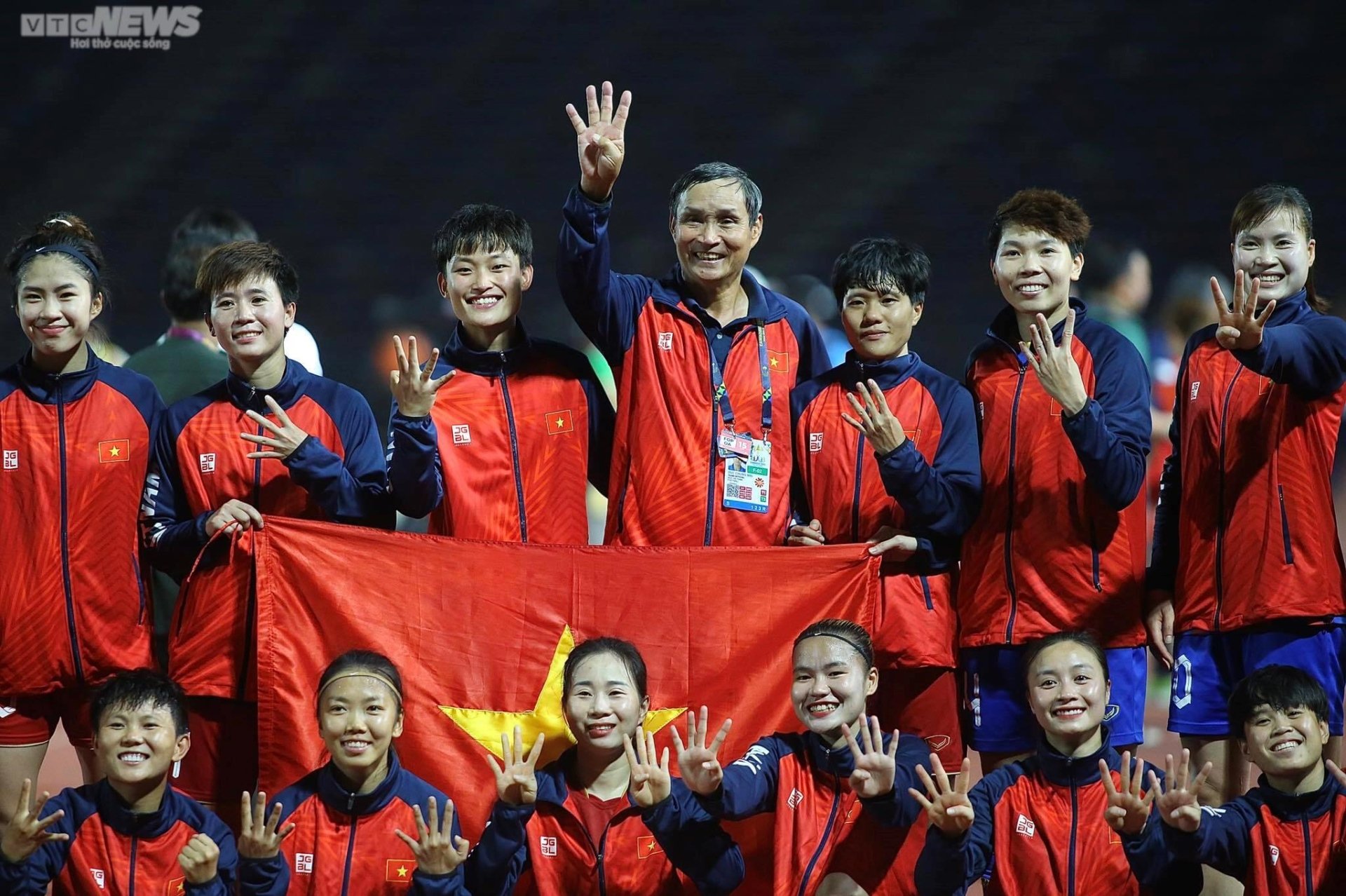 Coach Mai Duc Chung holds a loudspeaker to thank, Huynh Nhu and Thanh Nha wear conical hats to show off their gold medals - 11