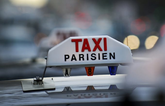 Les bons taxis à Paris ont des panneaux affichés au-dessus d'eux. Photo : Paris je suis