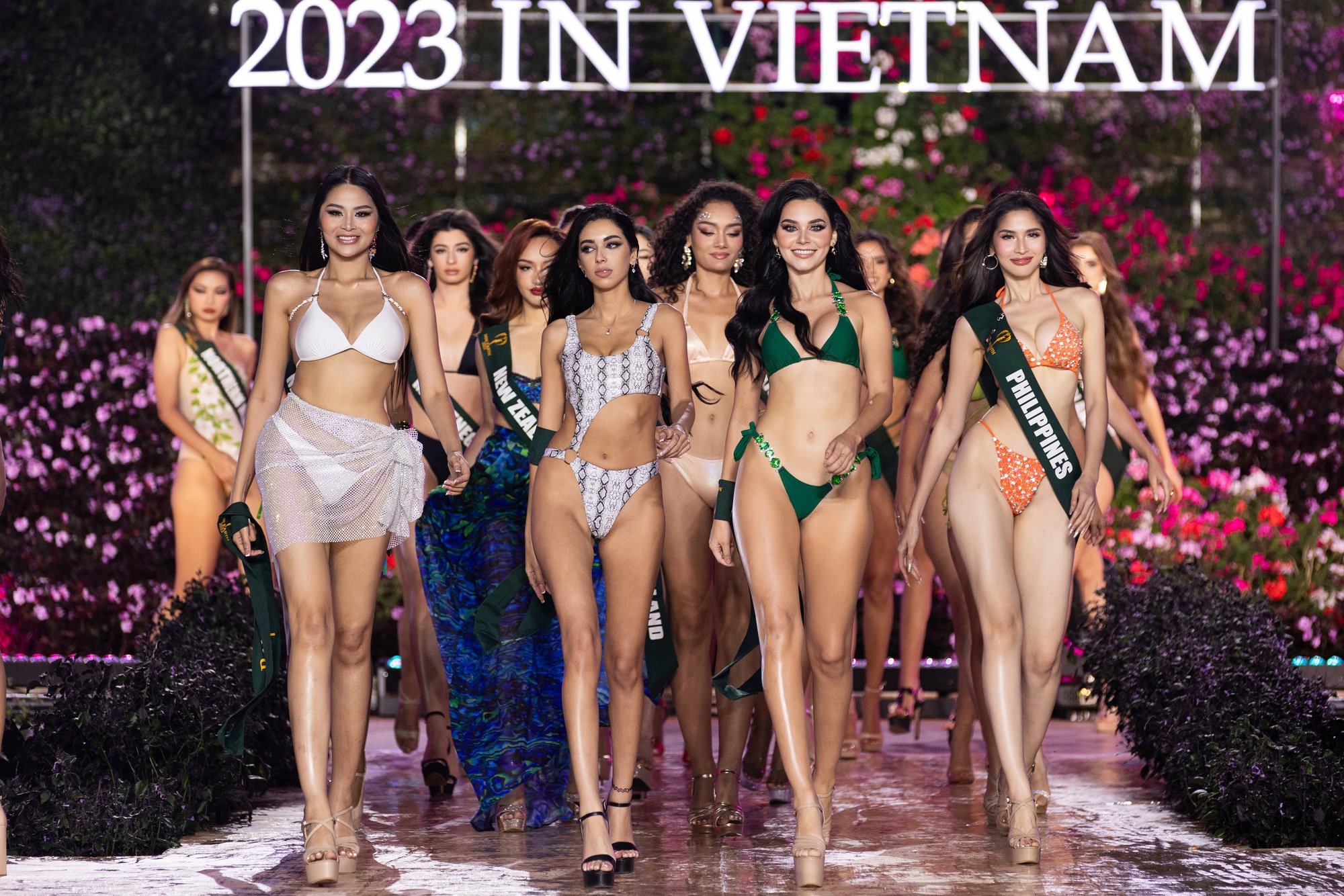 Dàn người đẹp Miss Earth 2023 khoe dáng nóng bỏng với bikini dưới trời lạnh 15 độ - Ảnh 1.