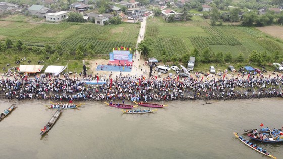 Traditional boat race to celebrate General Secretary Le Duan's birthday photo 7