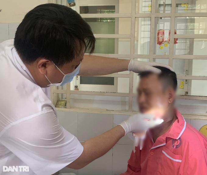 Nam bảo vệ kể lại phút vật lộn, giằng co với tên cướp nhà băng - 1