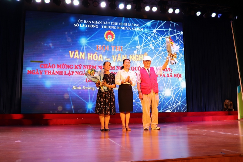 Ms. Nguyen Ngoc Hang - Deputy Director of the Department of Labor, Invalids and Social Affairs presented flowers to the contest judges.