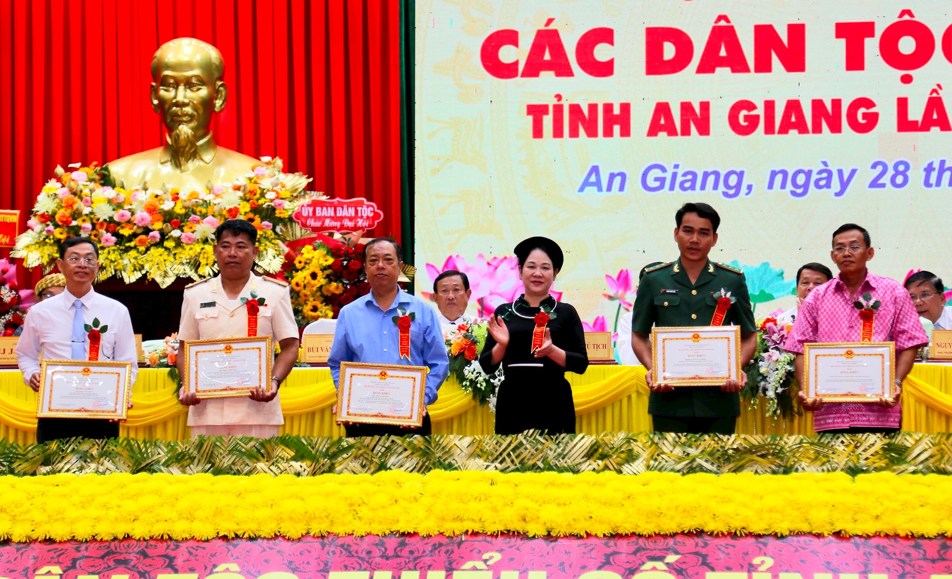 The Minister, Chairman of the Ethnic Committee; Chairman of the Provincial People's Committee awarded Certificates of Merit to collectives and individuals with outstanding achievements in implementing ethnic work and ethnic policies in the period of 2019 - 2024.