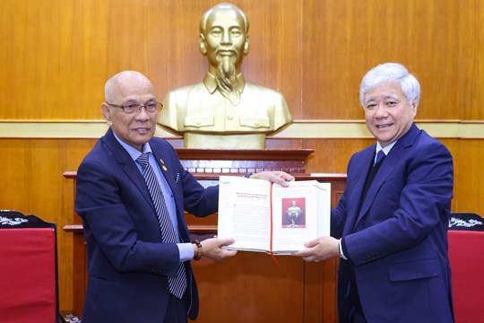 Chairman of the Central Committee of the Vietnam Fatherland Front Do Van Chien presented a book by General Secretary Nguyen Phu Trong to Mr. Peter Hong - Chairman of the Association of Overseas Vietnamese Entrepreneurs.