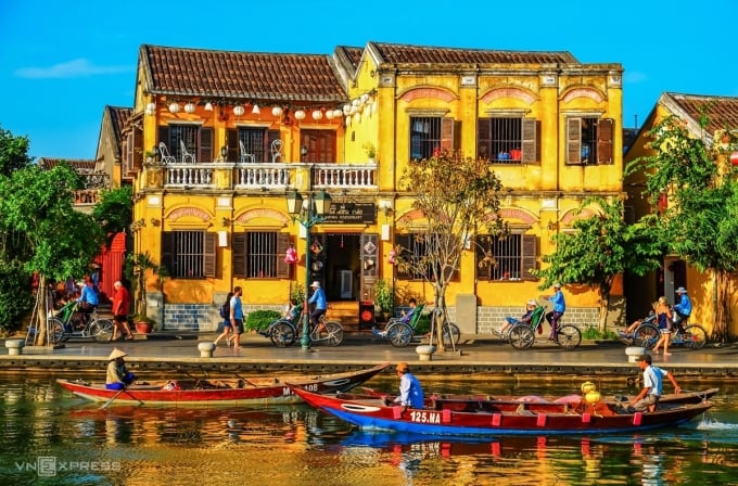 Les touristes se promènent le long de la rivière dans la vieille ville de Hoi An. C'est également une destination populaire pour les touristes indiens. Photo : Nguyen Ngoc