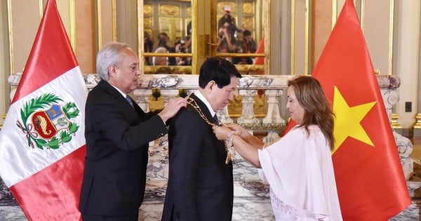 President of Peru awards President Luong Cuong the "Peruvian Sun" Medal