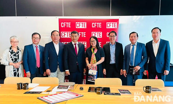 The delegation took a souvenir photo with the leaders of the Center for Finance, Technology and Entrepreneurship (CFTE).