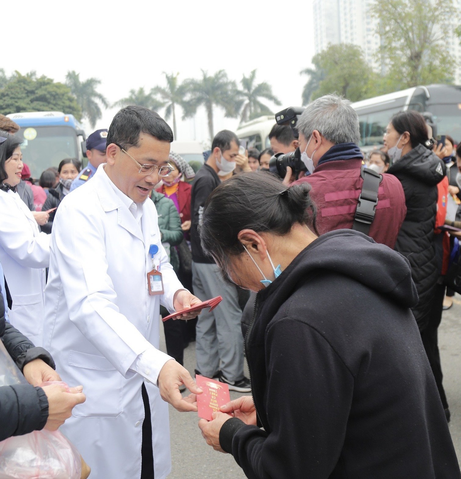 Event - Cancer patients return home to celebrate Tet on a loving bus (Photo 5).