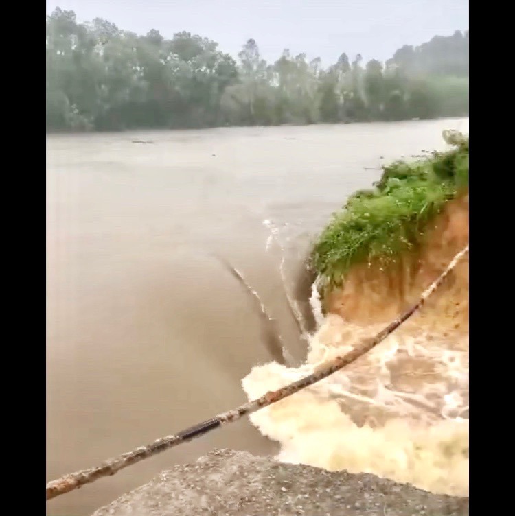 ទំនប់​ទឹក​នៅ​តាម​បណ្តោយ​អូរ​ឡៃ​សឺន​ត្រូវ​បាន​បាក់​កាលពី​រសៀល​ថ្ងៃ​ទី​១០ កញ្ញា ។ (រូបថត៖ Trong Tung)